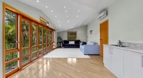 Beachside Luxury - Laingholm Holiday Apartment - Image 5