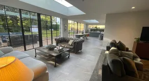 Lovely large modern home in private wooded estate - Image 3