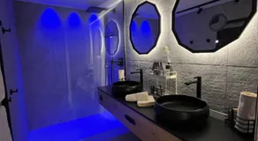 Double room, shower, toilet, facing the mountains - Image 4
