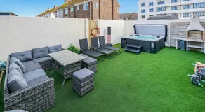 Ocean View in Worthing, 5 bedrooms for 10, 3 Bathrooms, Hot Tub, Parking for 6, Seaview - Image 4
