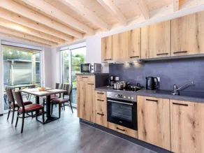 Beautiful Bungalow Near the Lake Beach - Image 2