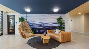 Chic Downtown Stay Walk to Beach - Image 4