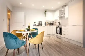 Cosy 2-Bed Apt w/Parking, nr Harry Potter & London - Image 5
