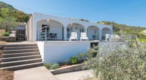 Spacious and Cozy Seafront Apartments - Image 4