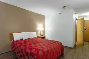 Econo Lodge - Image 4