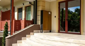 Lakeside Apartment - Image 3