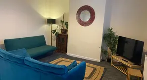 Cosy Town Centre House near M6 & park & parking - Image 2