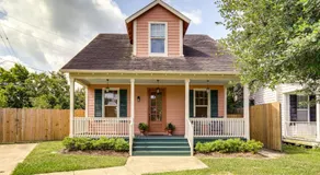 Large Yard: 'Pascagoula Peach' Home in Baton Rouge - Image 5