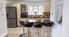 Bassetts House - Spacious! - Sleeps 7 - Close to PRUH Hospital - Free Parking - Image 5