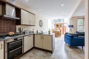 Albert Stays - 5 bed Sleeps 11 - Free Parking - Image 3