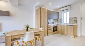 Bright 4th Floor Apartment with Balcony, steps from Valletta - Image 3