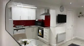 The Hideaway, 6mins to city, parking, Wi-Fi & Netflix - Image 1