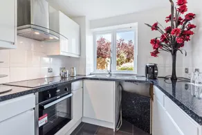 2 Bed Flat, Dedicated workspace, Parking, 4KTV - Image 5