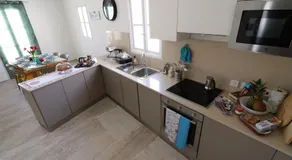 Seaside Independent Townhouse with Lift & Free Parking - Image 3