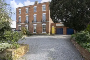 5-Bed Period Home Opposite Kingsholm Stadium - Image 5