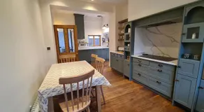 The Shrubbery-Superb Modern home-6 beds-sleeps 11 - Image 3