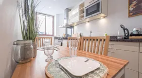 Gemütliche Ferienwohnung mit 2 Schlafzimmern, kostenfreiem Parkplatz, modernem Bad, Küche, Waschmaschine & Trockner - Image 4