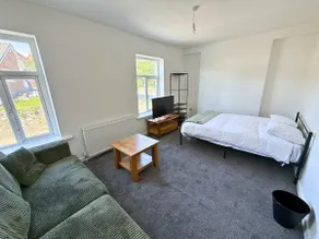 6 Bedroom House for up to 10 People - Image 2