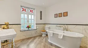 Two Bridges Hotel - Image 3