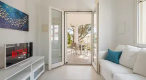Stunning Villa - private garden - front beach- free parking - Image 2