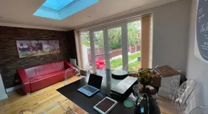 Family Home with fast trains to London Bridge, Victoria, Gatwick and Wimbledon - Image 2