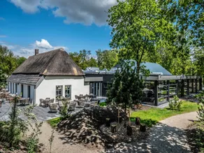 Modern Lodge With Combi-Microwave Within Green Surroundings - Image 5