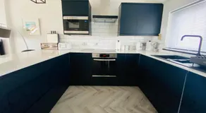 "The Penthouse Newquay" by Greenstay Serviced Accommodation - Spacious 3 Bed 3 Bath Apt with Sea Views, Sun Terrace & Private Parking - Perfect For Families, Small Groups & Business Travellers - 5 Mins To Beaches, Shops & Restaurants - Dog Friendly - Image 2