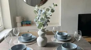 Petal House, Gloucester - Large, Spacious and charming - Image 2