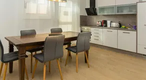 H&H Apartments im Herzen der Stadt in der Lange Strasse geräumig ruhig mit Küche und Esstisch - Image 3