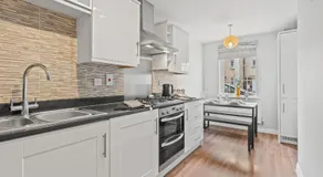 Stylish 4 Bedroom House in St Neots w Free Parking - Image 3