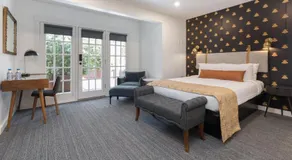 Cambridge, Prentiss House - Deluxe King | Rm 06 - Image 2
