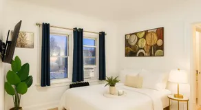 Cozy Modern Studio Queen BedWorkspacefastWifi - Image 2