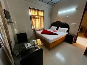 OYO 38116 Hotel Raj Golden - Image 2