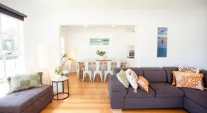 Beachside Getaway Bay Views North Shore VIC Sleeps 12 Free Wifi - Image 4