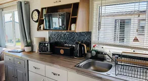 Cosy 2 bed in Dovercourt Holiday Park -Sleeps 6 - Image 4