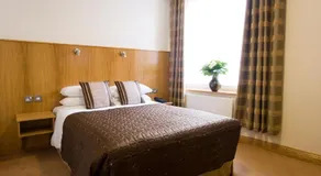Blooms Hotel - Image 2