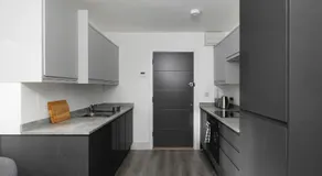 Modern Spacious 1Bed with Allocated Parking, Fast Wi-Fi, Private Garden, and Fast Access to Train and Bus Stations - Image 4