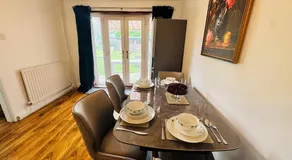 Entire Home Near Gatwick with Free Parking - Image 3