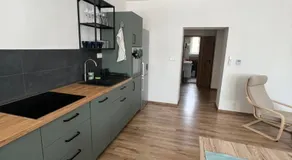 Priestranný byt s parkovaním blízko centra - Image 4
