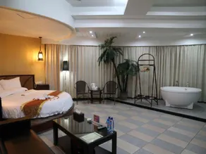 Serengeti Hotel - Image 4