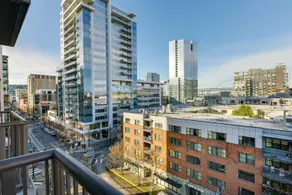 Modern Upgraded Apartment - fast wifi and parking! - Image 4