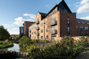 Cotels The Millhouse Corporate Apartments - PRIVATE APARTMENT BUILDINGS - GATED ENTRANCE - PARKING - WORK DESK - Image 3