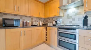 Trendy Central Apartment with Free Parking - Perfect for Contractors and Families - Image 4