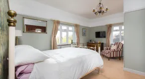 Chestnut Grove Bed And Breakfast - Image 2