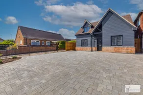 Elegant 5-Bed House with ample parking - Image 4