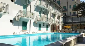 B&B Promenade Hotel Simple con Piscina - Image 2