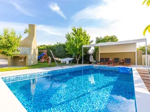 Villa Field Hill with Swimming Pool and Tennis Court - Image 3