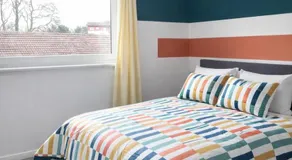 Modern 3Bed home near airport with free parking - Image 4
