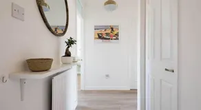 Stylish apartment with balcony, minutes from beach - Image 4