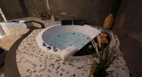 TH LUXURY SUITE - Image 4